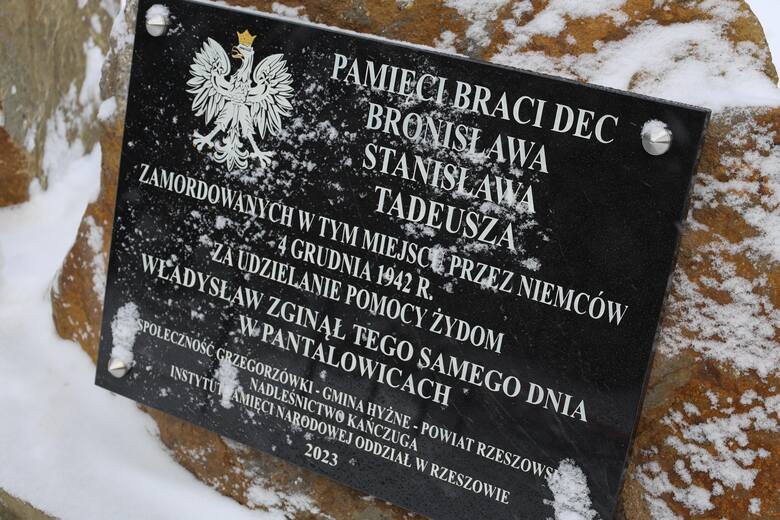 3 grudnia w Grzegorzówce odbyły się uroczystości odsłonięcia obelisku upamiętniającego zamordowanych Bronisława, Stanisława, Tadeusza i Władysława Deców