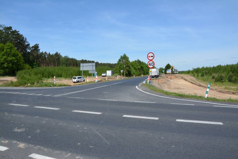 W okolicy Okunina (gmina Sulechów) na skrzyżowaniu drogi krajowej nr 32 z drogą wojewódzką nr 304 trwają prace rozbudowy istniejącego skrzyżowania i