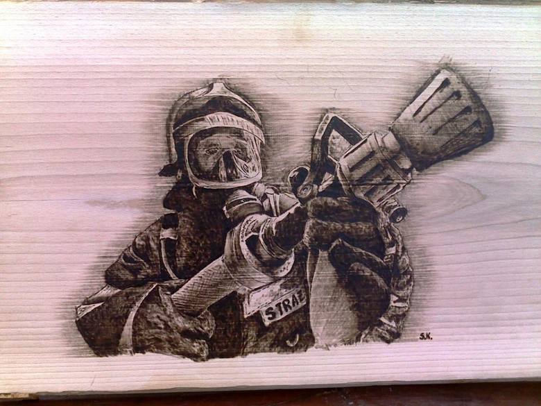 Mundurowi po godzinach: Strażak… wypala w drewnie