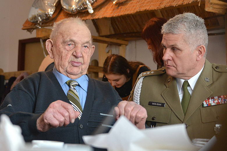 Major Leon Kaleta, 108 - latek z Sobowic w gminie Imielno oraz pułkownik Jarosław Molisak, szef Wojewódzkiego Sztabu Wojskowego w Kielcach. Spotkanie