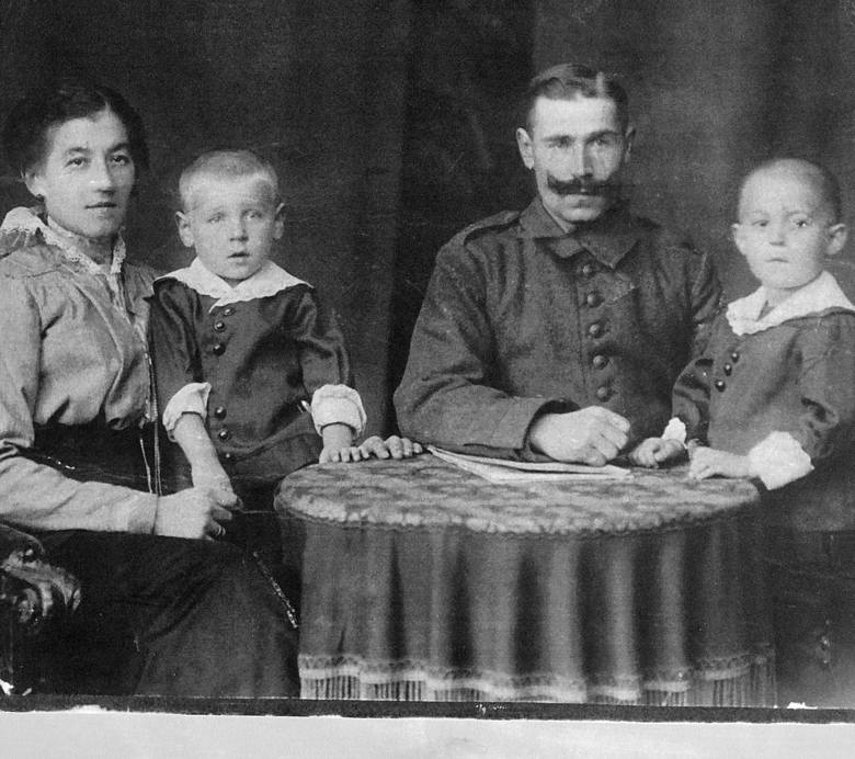 1916-1917 rok. Teofila i Leon z dziećmi, Aloś stoi przy ojcu, który prawdopodobnie przyjechał na urlop z pruskiej armii.