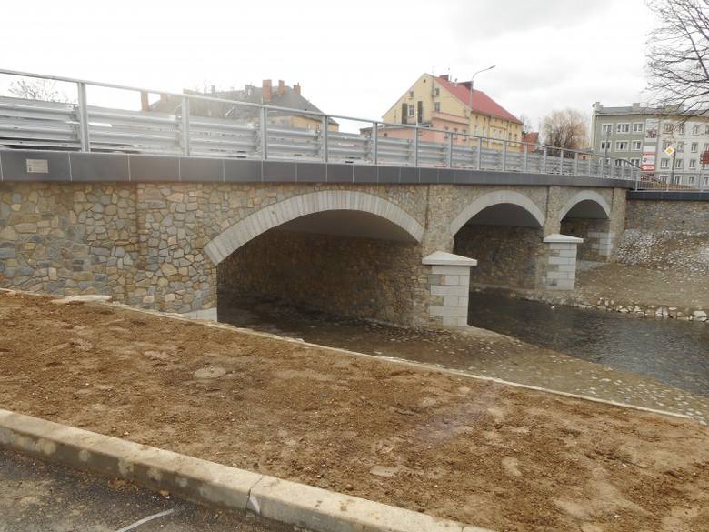 GDDKiA w Opolu wybudowała od nowa most na ul. Batorego w Prudniku, który jest fragmentem drogi krajowej nr 40 do granicy państwa w Głuchołazach.