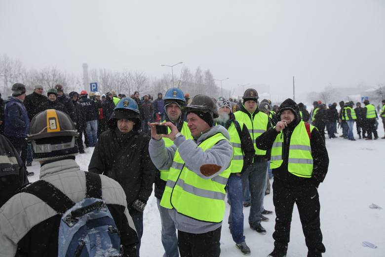 Strajk JSW: Bitwa górników z policją przed siedzibą JSW