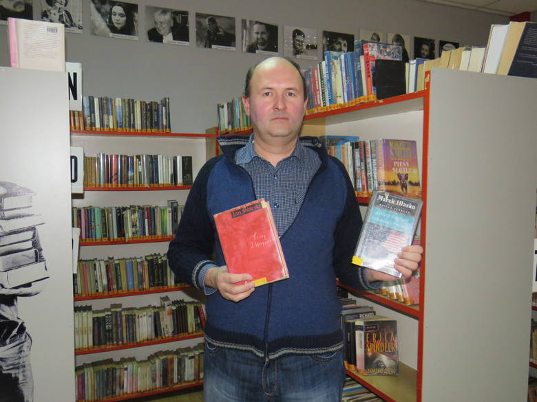 Jacek Kupka z MBP w Piekarach Śląskich prezentuje listy w literaturze