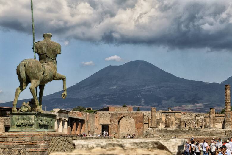 Rzeźba w Pompejach na tle Wezuwiusza