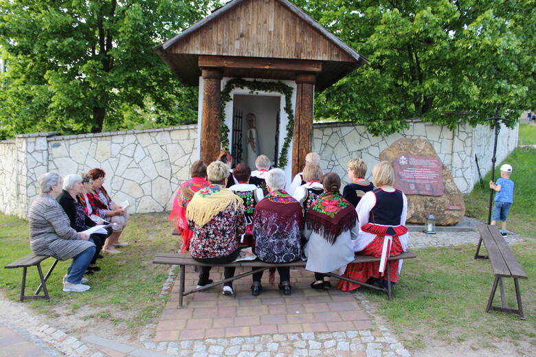Majówki przy kapliczkach, czyli piękna polska, wymierająca tradycja. Maryjnie pieśni rozbrzmiały w Wygiełzowie