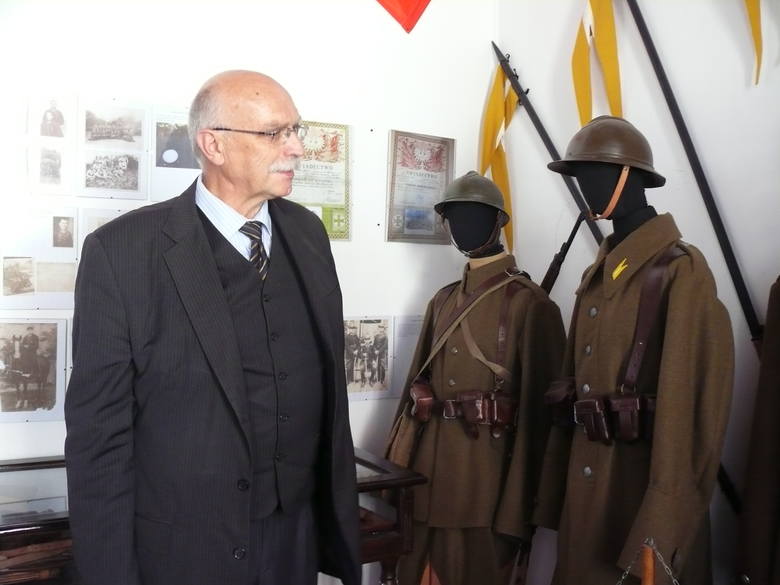 Kasztelan Karol Bury pokazuje zgromadzone w Kamienicy Oleśnickich pamiątki związane z 14 Pułkiem Ułanów Jazłowieckich. Od 2012 roku w budynku znajduje