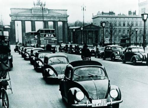 Fot. VW: Władza chciała się pochwalić – tryumfalny przejazd ulicami Berlina pod Bramą Brandenburską w 1938 r. Obywatele byli zadowoleni.