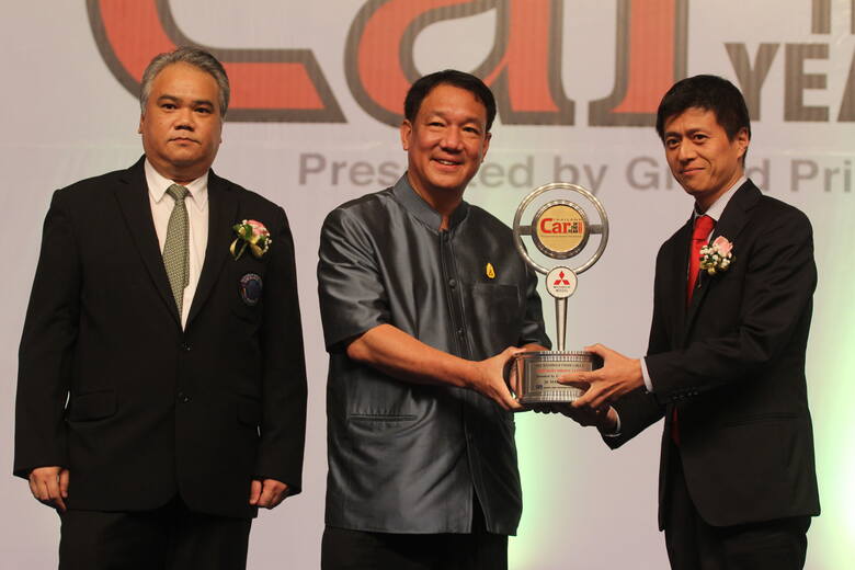 Yuji Yamada, dyrektor generalny, Mitsubishi Motors (Thailand) (pierwszy z prawej) otrzymuje nagrodę z rąk Kittirat Na Ranong, wicepremiera i ministra