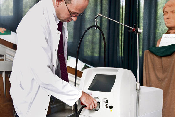 Nowoczesny laser, dzięki któremu można będzie leczyć naczyniaki i intensywne przebarwienia na skórze,  kosztował 300 tys. zł.