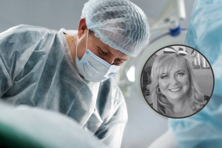 Lekarze podczas operacji, w kółku twarz zmarłej Emmy Morrissey