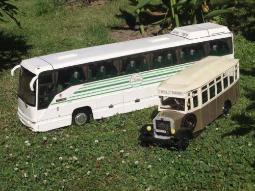 Fot. M. Kij: Najstarszy i jeden z najmłodszych: pierwszy autobus z Sanoka na podwoziu Lancii Penatiota oraz Autosan A404T Cezar – luksusowy autokar z