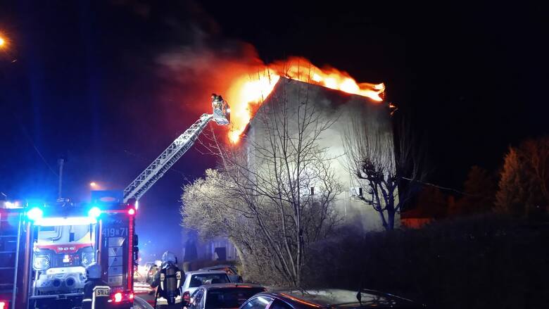 W środę (24 stycznia) na Dolnym Śląsku w Bielawie (pow. dzierżoniowski) doszło do koszmarnego pożaru. Całkowicie spłonął dach kamienicy. Są ranni, do