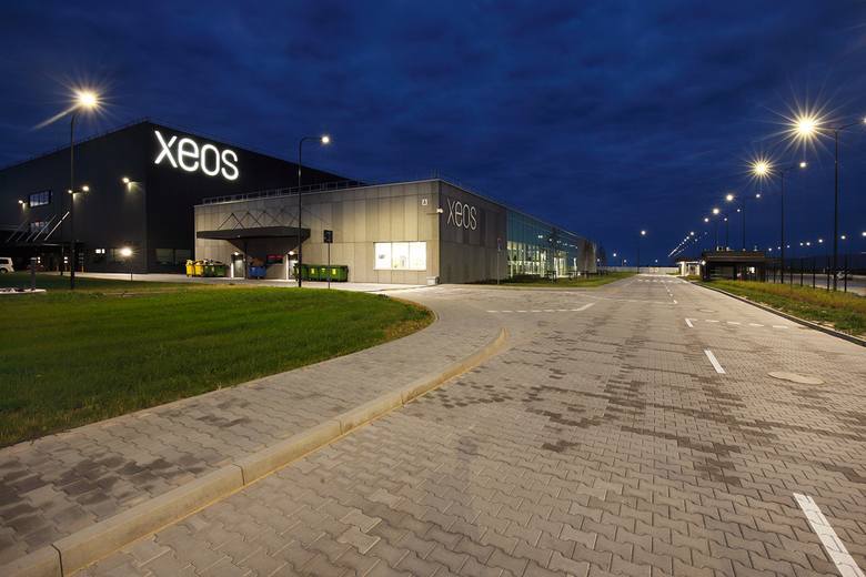 Docelowo, w dolnośląskim centrum serwisowanych ma być 220 silników lotniczych. Spółka Xeos to wspólne przedsięwzięcie dwóch gigantów w tej branży, czyli firm Lufthansa Technik oraz GE Aviation, które na inwestycję wydały już 1 mld złotych. Rekrutacja do pracy trwa. 