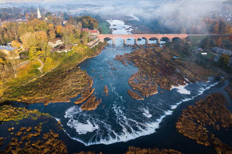 Ceglany most zbudowany na rzece Windawa (Kuldyga, Łotwa)