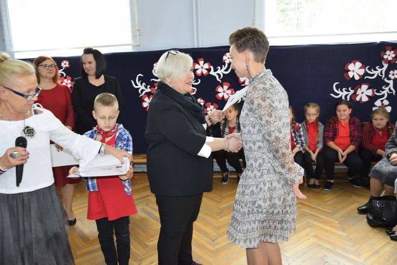 Szkoła Podstawowa nr 1 obchodziła w piątek, 11 października, Dzień Edukacji Narodowej. Dyrektor Anna Łapska wręczyła z tej okazji nagrody nauczycielom oraz pracownikom administracji szkolnej. Uczniowie przygotowali program artystyczny.
