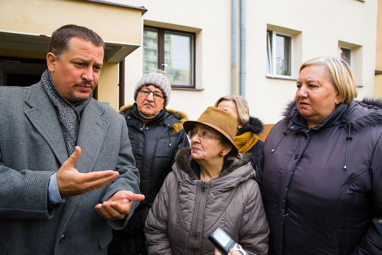 Małgorzata Drabasz (w środku) i Teresa Łapińska mieszkają w bloku komunalnym  przy Rzymowskiego 40.<br /> 