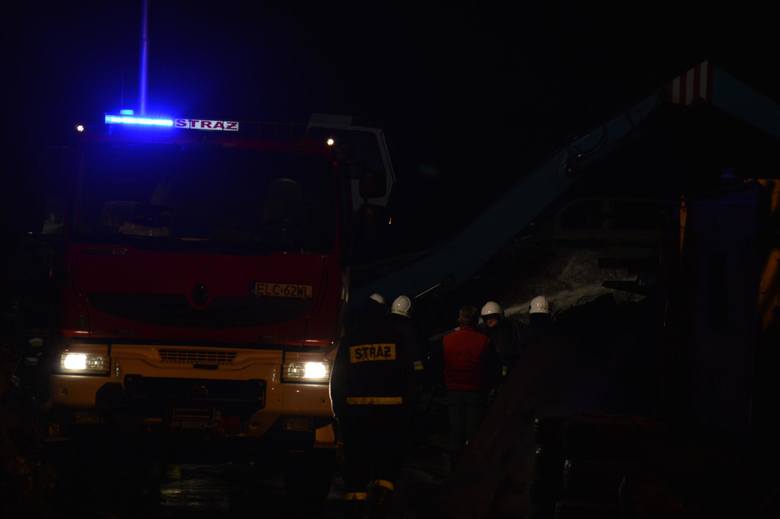 Pożar w Rząśnie pod Łowiczem. Paliło się złomowisko samochodów (Aktualizacja)