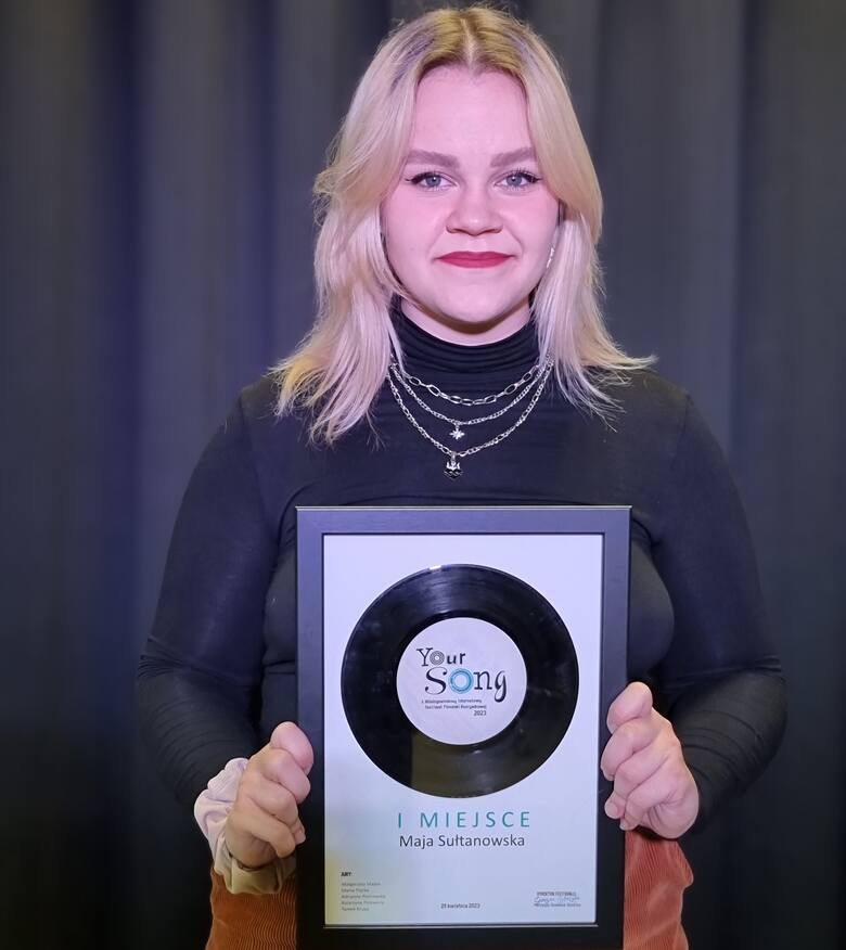 Decyzją jurorów I miejsce w kategorii V Soliści (17-19 lat) w festiwalu Your Song  zdobyła Maja Sułtanowska.