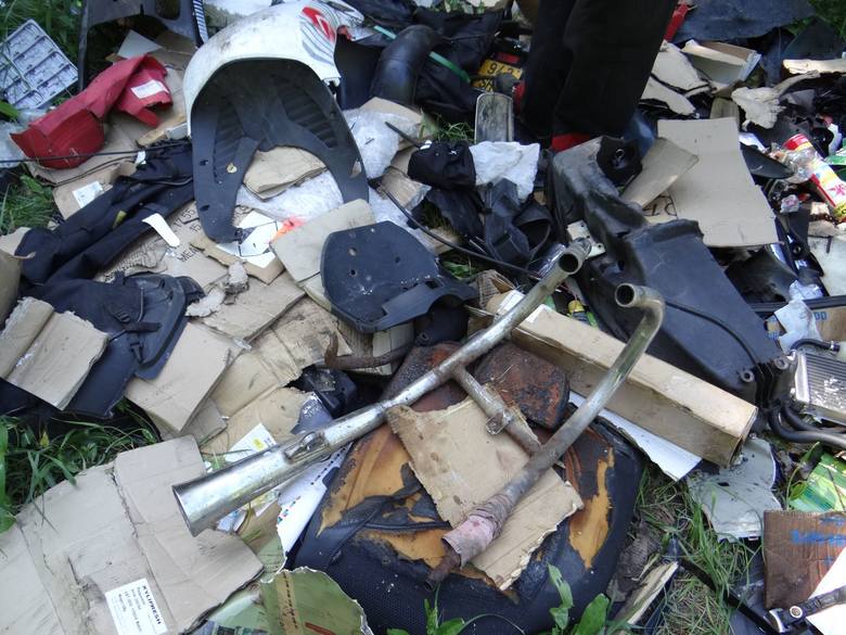 Śmieci pełno w lasach wokół Skierniewic. Grzybiarz znalazł stos odpadów z warsztatu samochodowego  
