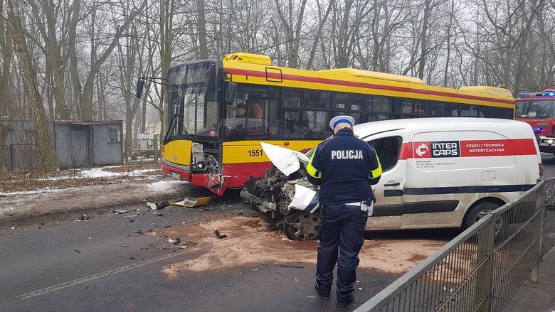 Pijany kierowca wjechał w autobus. 5 osób rannych