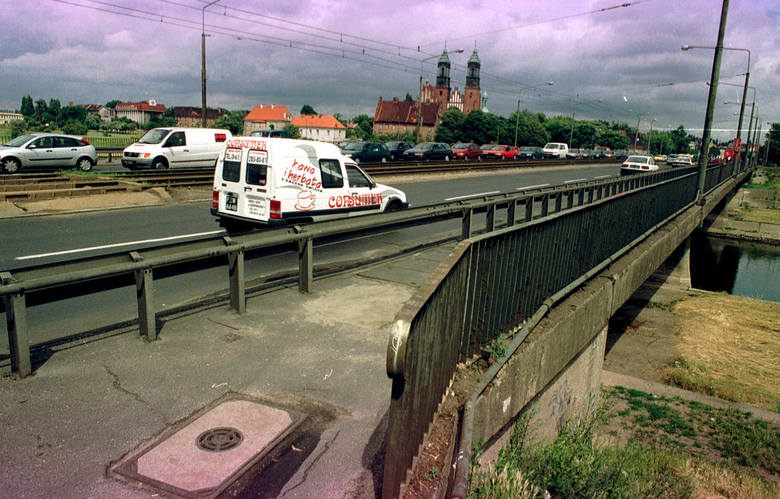 Tak wyglądał Poznań w roku 2000. Pamiętacie takie miasto? Wybierzcie się z nami w podróż do przeszłości, oglądając zdjęcia archiwalne w naszej galerii. <br /> <br /> <br /> <br /> <br /> <br /> 
