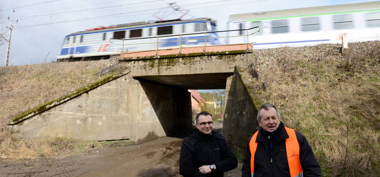 - Prace zaczynamy od tego wiaduktu - mówi M. Janus (pierwszy z lewej), obok niego J. Jarosławski.
