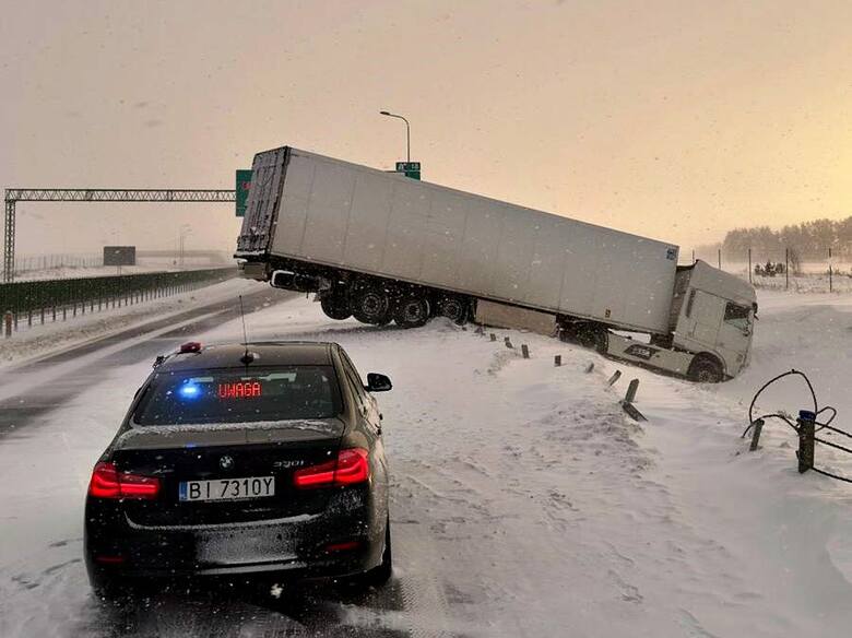 Trudne warunki drogowe w województwie podlaskim. Kierowcy publikują zdjęcia z zasypanych dróg (16.01.2024)