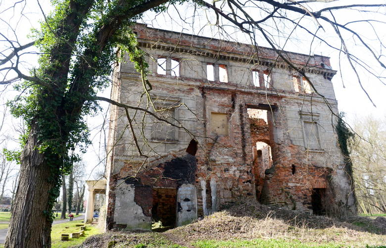 Pałac w Zatoniu został spalony w 1945 roku. Ruiny jak i park (ma być odnowiony za 8 mln zł) przyciągają nie tylko spacerowiczów. 