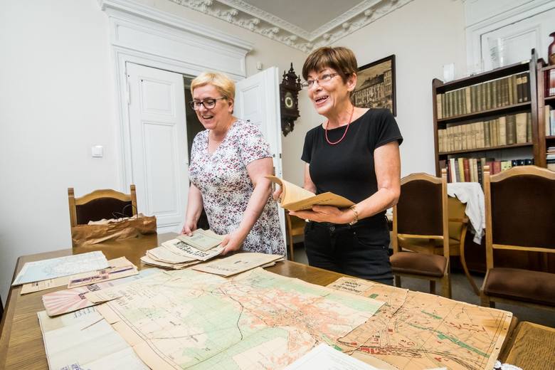 Przekazanie starych gazet i dokumentów do bydgoskiej biblioteki