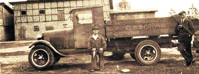 Firmowy Ford AA przed budynkiem wozowni pozostałym po działającym tu wcześniej tartaku Fot: Ze zbiorów Jerzego Kabacińskiego