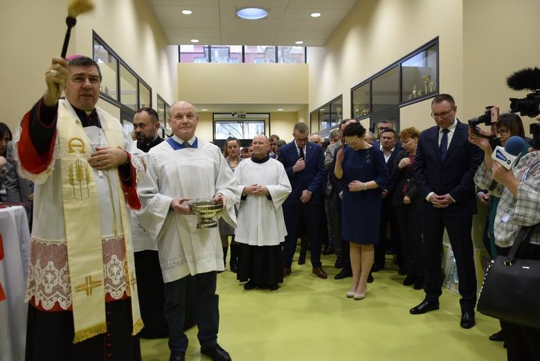 W piątek, 18 stycznia, odbyło się oficjalne otwarcie Przedszkola nr 3 w Skierniewicach. Było mnóstwo zaproszonych gości, przemówienia, upominki. Placówkę poświęcił sam biskup łowicki ks. Wojciech Osial.