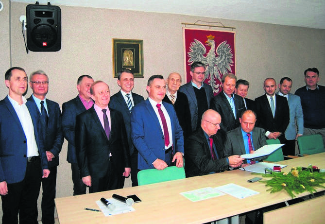 Grudzień. W Urzędzie Gminy we Włoszczowie podpisano uroczyście umowę na budowę pierwszego etapu obwodnicy.