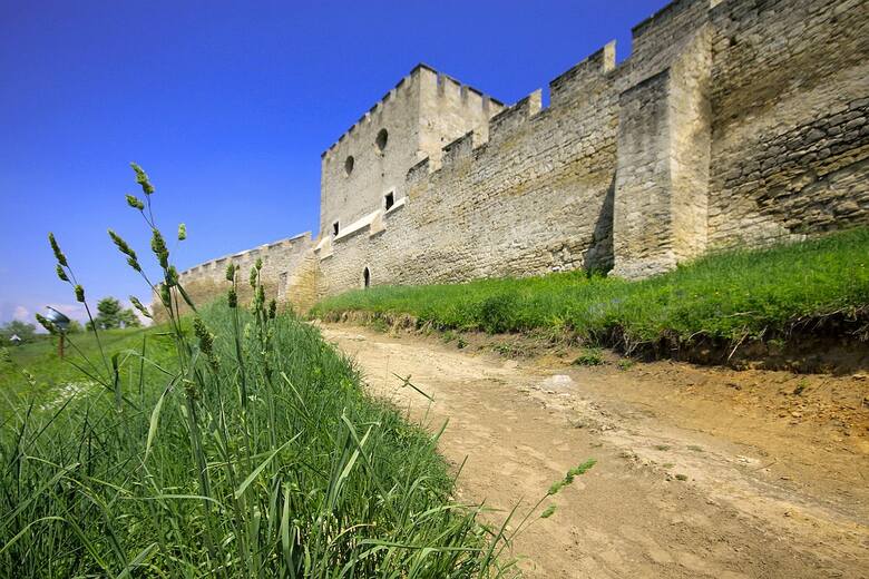 Mury zamku w Szydłowie w bezchmurny dzień