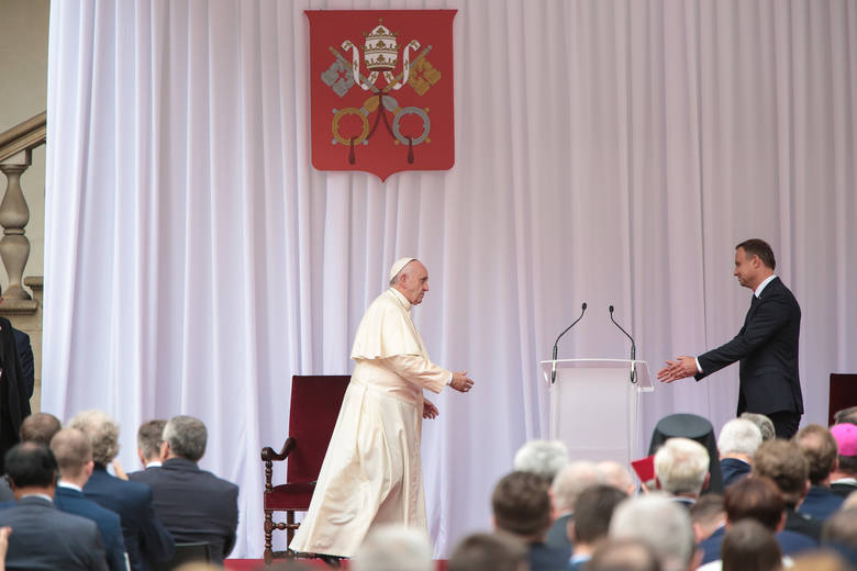 Papież Franciszek na Zamku Królewskim na Wawelu oficjalnie przywitał się polskimi władzami