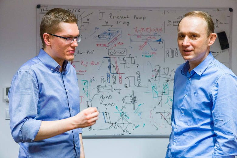 Odkrycia dokonali dr hab. Andrzej Stupakiewicz (z prawej) i jego doktorant Krzysztof Szerenos. Piszą już o nich media na całym świecie.