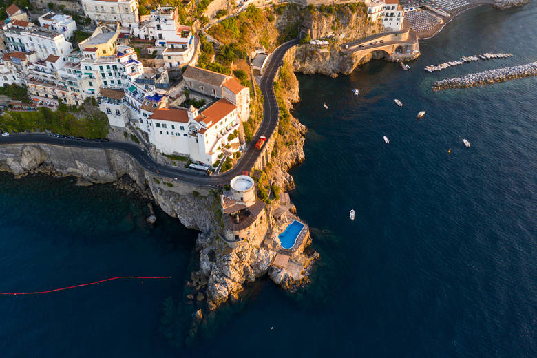 Droga nad wybrzeżem Amalfi, WłochyWłoskie wybrzeże Amalfi to jeden z bardziej popularnych kierunków turystycznych. Malownicze miasteczka położone tuż
