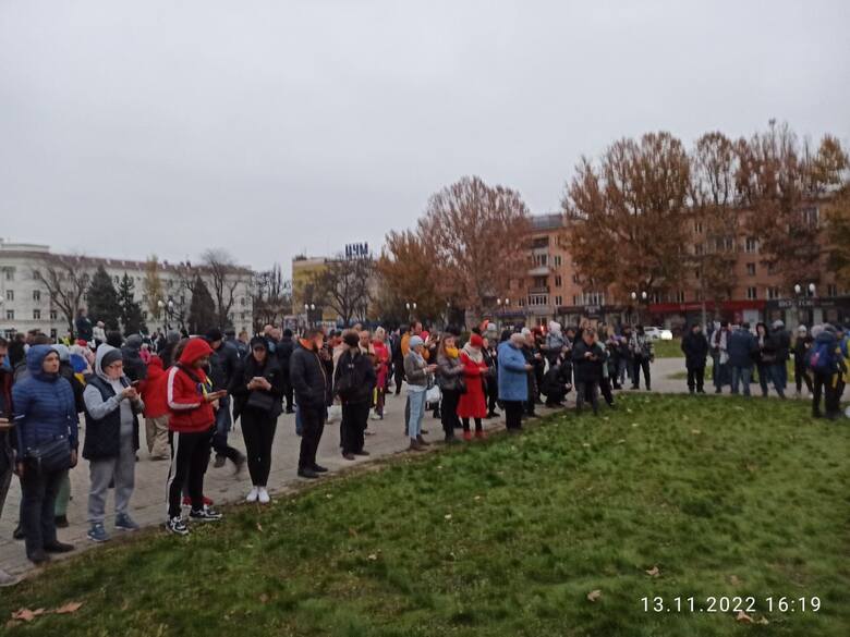 Tłum ludzi przed mobilną bazą telefonii komórkowej w Chersoniu w południowej Ukrainie, wyzwolonym kilka dni temu spod okupacji rosyjskiej.