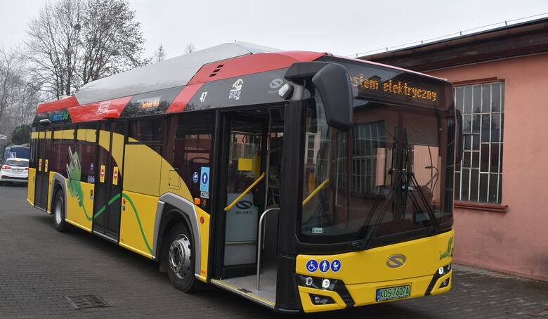 "Elektryk" jest autobusem z niską podłogą, wyposażony jest w wysuwaną platformę dla osób na wózkach, biletomat. Wnętrze jest klimatyzowane,