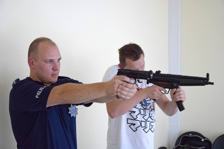 Ćwiczenia strzeleckie policjantów na strzelnicy multimedialnej w Wodzisławiu Sląskim
