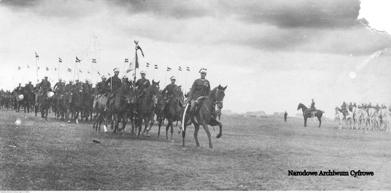 11 Pułk Ułanów Legionowych im. Marszałka Edwarda Śmigłego-Rydza podczas defilady 15 sierpnia 1924 roku.