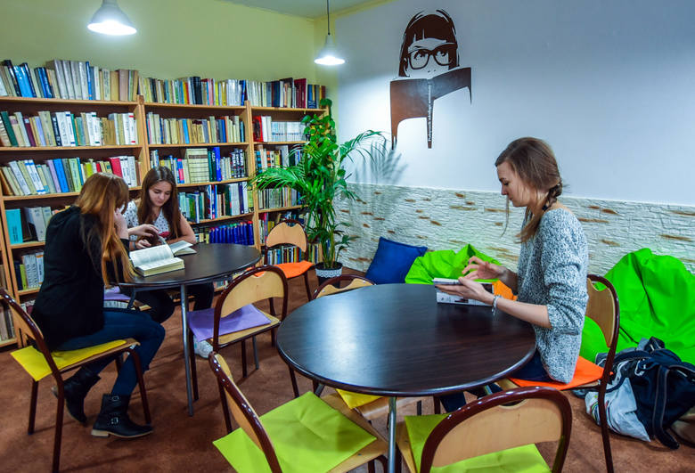 Uczniowie często odwiedzają szkolną bibliotekę . Już pod koniec miesiąca będą mogli się tam napić także  herbaty.