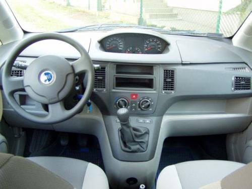 Fot. AME: .  Zegary, wskaźniki i przyciski zgromadzone są w środkowym panelu samochodu