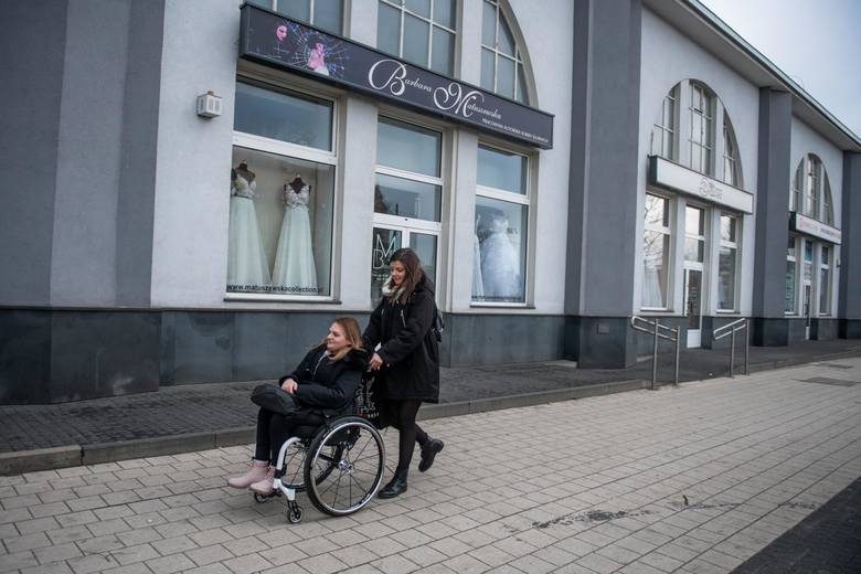 Z powodu uszkodzonego rdzenia kręgowego od dziecka porusza się na wózku inwalidzkim. Wyprowadziła się z Konina, by studiować w Poznaniu. Jest jedynym niepełnosprawnym wolontariuszem, a nie podopiecznym, w fundacji Wózkowicze.pl. W wolnych chwilach uczy się migowego i spotyka się z przyjaciółmi....