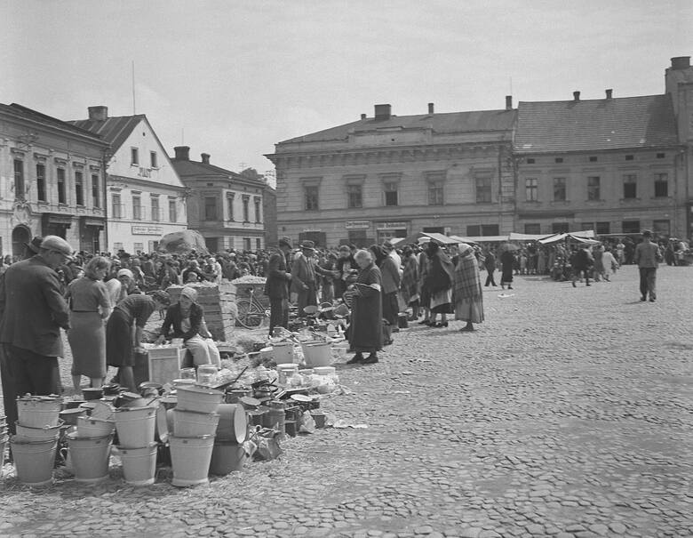 Na negatywach, które trafiły do zbiorów Muzeum Żydowskiego w Oświęcimiu są zdjęcia przedstawiające oświęcimski Rynek w 1940 roku