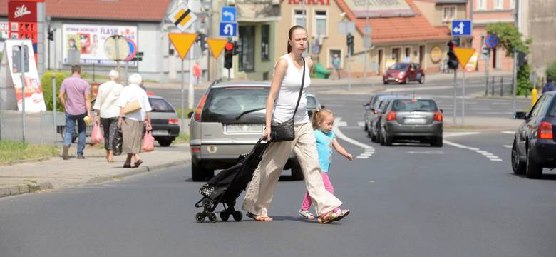Anna Urbańska (na zdj. z córką Sarą) uważa, że na ul. Fabrycznej powinno być dodatkowe przejście dla pieszych.
