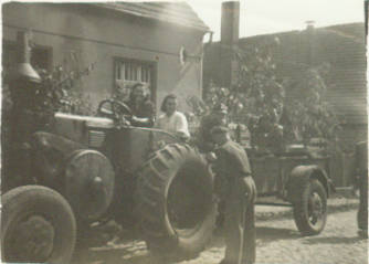 Letnica rok 1949 siostra Basia jako traktorystk z POM Kisielin na "Pogłębianiu orek" obpok w białej koszuli siostra Marysia.