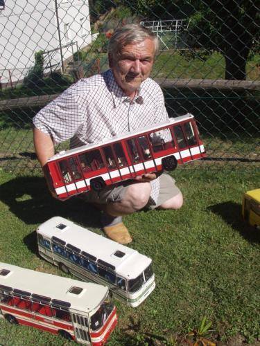 Fot. M. Kij: Edward Kutkowski z modelem ciekawego prototypu autobusu miejskiego z lat 80.