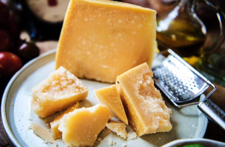Produkt bez laktozy to parmezan – długodojrzewający ser twardy, w którym laktoza ulega rozłożeniu przez korzystne bakterie kwasu mlekowego