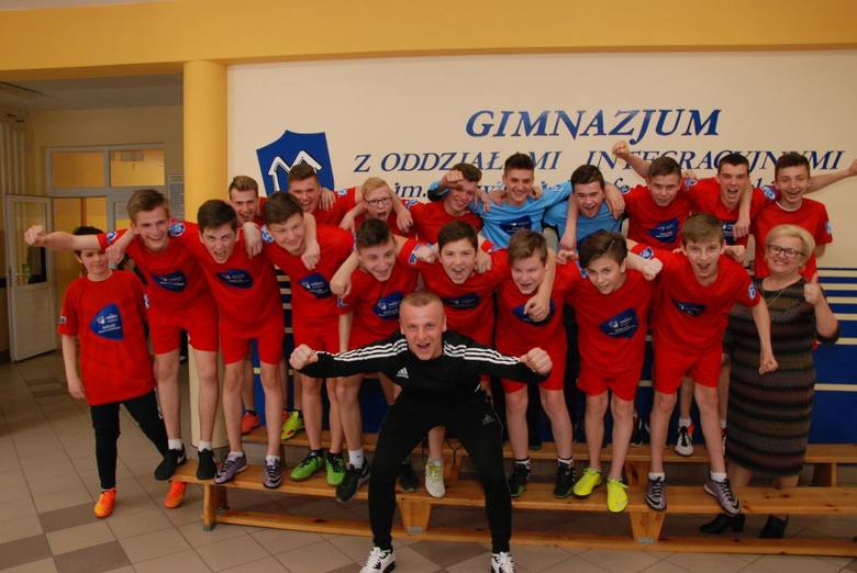 Zespół gimnazjalny z Mirca w strojach Czech, które będzie reprezentował w turnieju, otrzymane od organizatorów zawodów